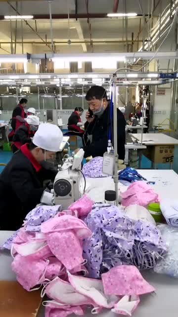 昆明奧斯迪把服裝廠臨時改為做口罩